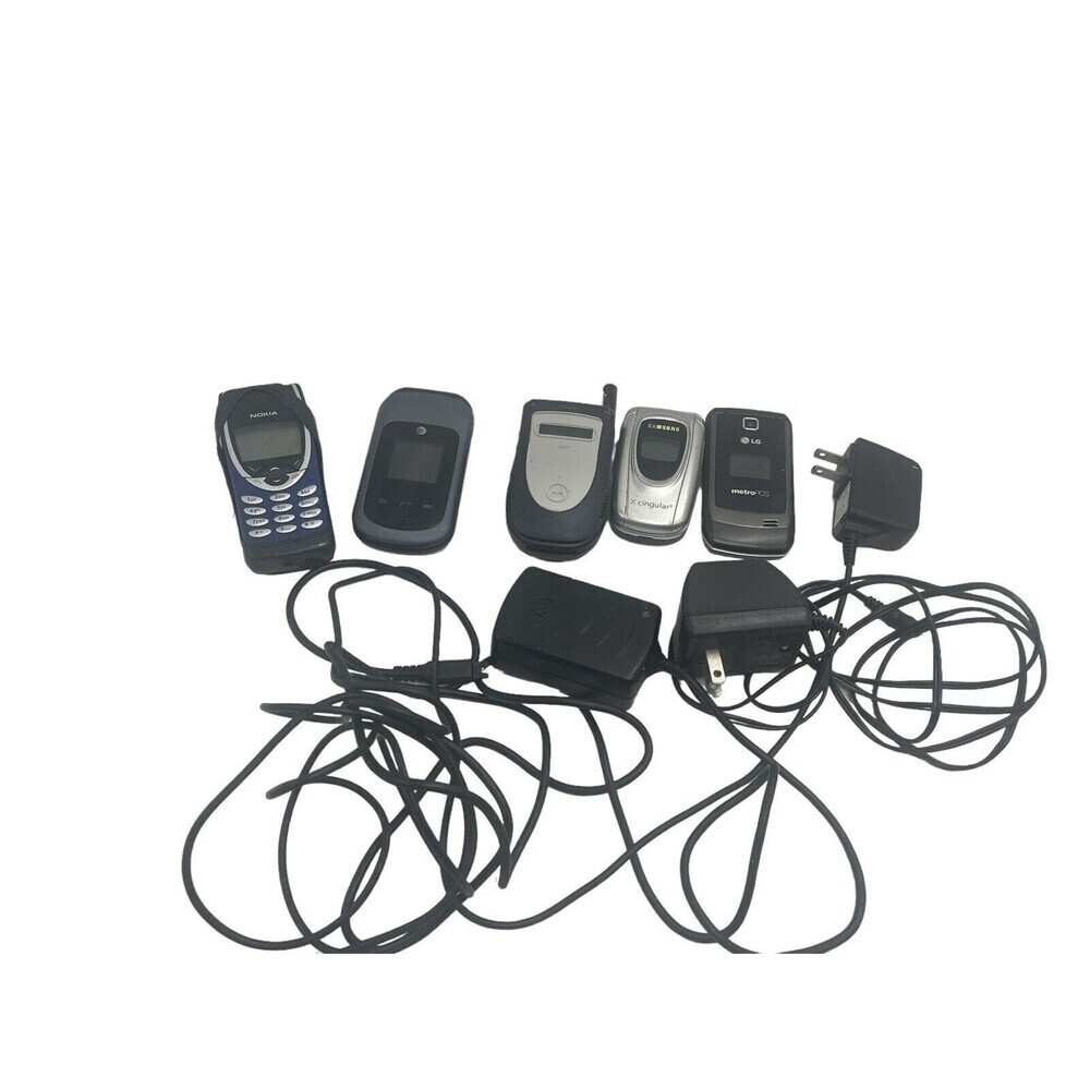 Lot 5 Vintage Cell Phone Flip Phones from Various Brands FOR PARTS, AS IS.